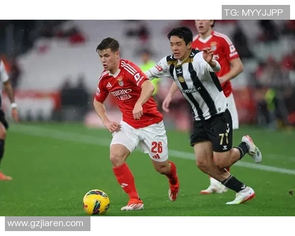 足总杯惊现冷门巴萨与本菲卡战平点球大战引发全场狂欢